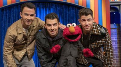 The Not-Too-Late Show with Elmo