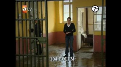 Parmaklıklar Ardında