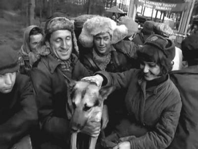 Keturi tankistai ir šuo