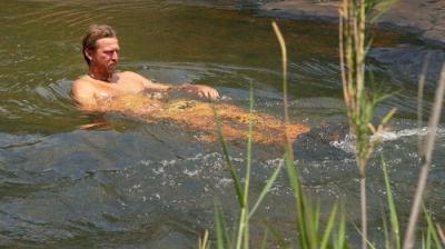 Nuogi ir įbauginti