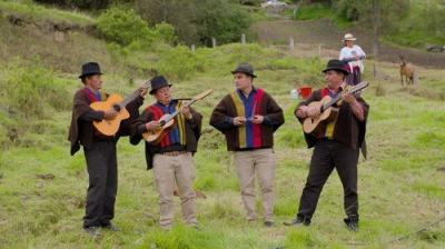 Los Puros Criollos
