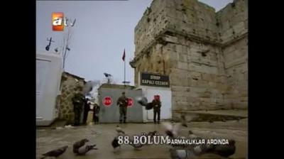 Parmaklıklar Ardında